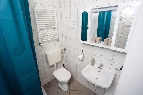 bagno bianco con servizi igienici e lavandino di Guest House ANA.k a Postumia