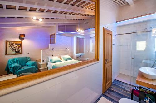 ein Badezimmer mit einem Schlafzimmer mit einem Bett und einem Waschbecken in der Unterkunft Nuvola in Rovinj