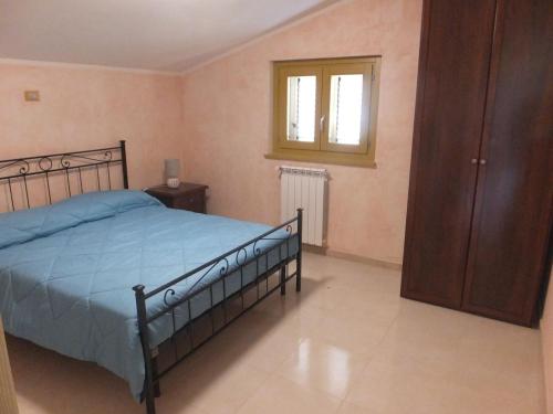 een slaapkamer met een bed, een dressoir en een raam bij COUNTRY HOUSE in Mafalda