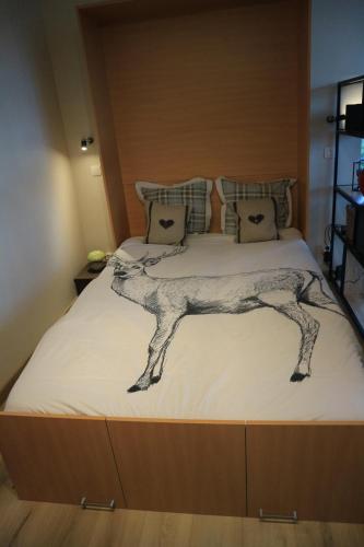 een bed met een tekening van een hert erop bij Ardennes Forest in Nassogne