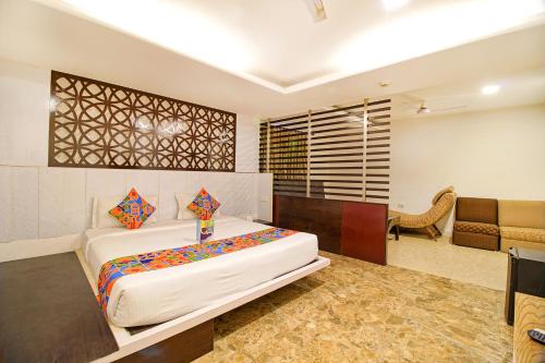 1 dormitorio con 1 cama grande en una habitación en FabHotel White Klove Paharganj, en Nueva Delhi