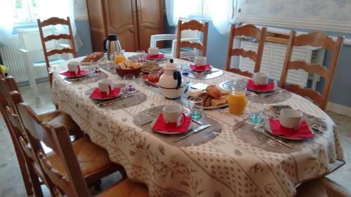 a table with food and drinks on top of it at Les chambres du lac in Forges-les-Eaux