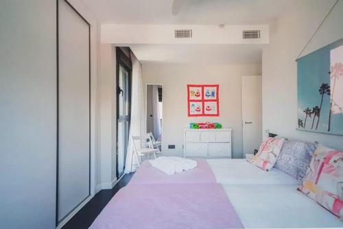 グラナダにあるAtico Be suite Granadaのベッドルーム1室(白い大型ベッド1台付)