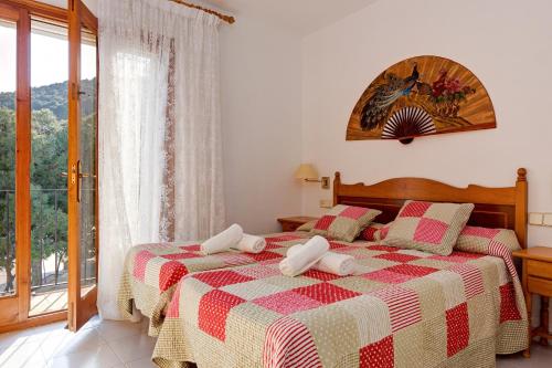 1 dormitorio con cama y ventana grande en Macrina 2, en Tamariu