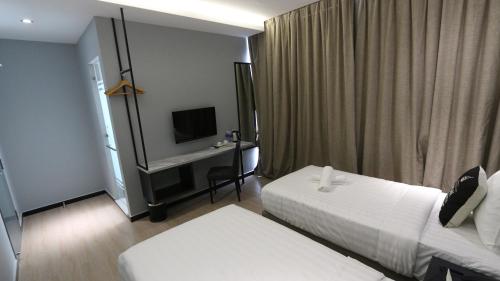 Hotel 99 Sepang KLIA & KLIA2 tesisinde bir odada yatak veya yataklar