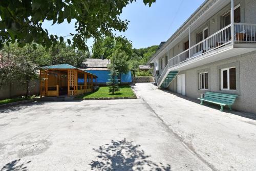 un patio vacío de un edificio con un banco en Guest House Arsan, en Tsaghkadzor