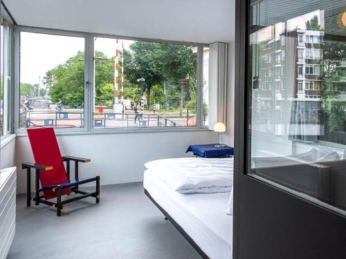 a small room with a bed and a window at SWEETS - Hortusbrug in Amsterdam
