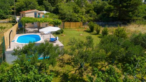 Foto dalla galleria di Holiday Home Rupotina with a large yard, pool and a beautiful view a Solin (Salona)