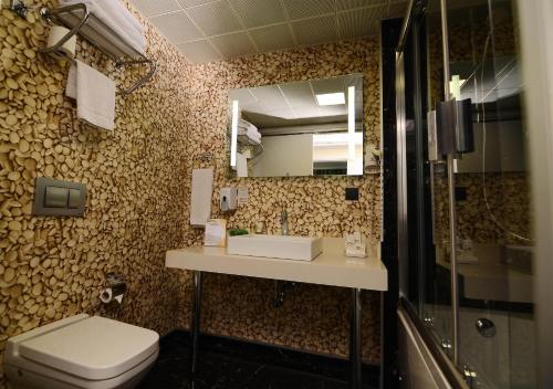 A bathroom at Tempo Suites Airport