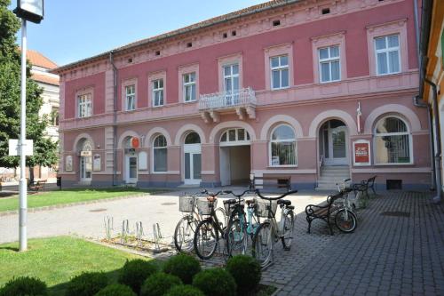 The building in which a vendégházakat is located