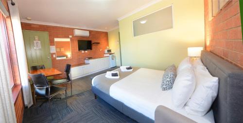 Un pat sau paturi într-o cameră la Bendigo Goldfields Motor Inn