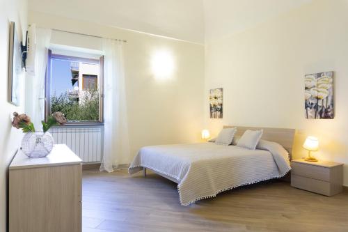 Кровать или кровати в номере Appartamento in villa Ariel