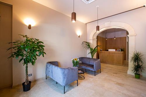 a waiting room with two chairs and a table at Charme SIMON BOLIVAR in Noto
