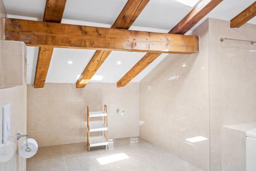 La salle de bains est pourvue de toilettes et d'une échelle. dans l'établissement Apartmani Bruna, à Šibenik