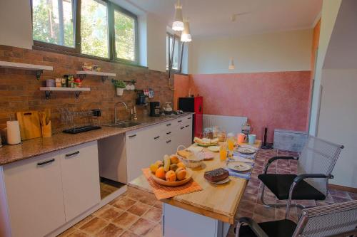 una cocina con una mesa con un tazón de naranjas. en Luca Lili, en Signagi