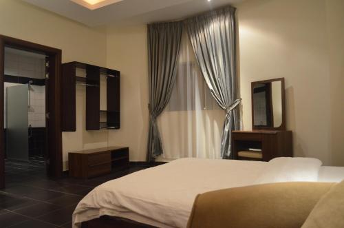 1 dormitorio con cama y ventana grande en Al Juraisi Hotel Apartments, en Riad