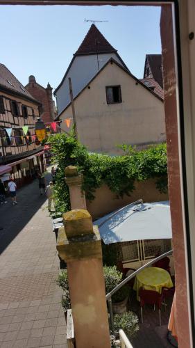 vistas a una calle con un edificio y un barco en Chambres touristiques La Cour Des Hôtes en Obernai