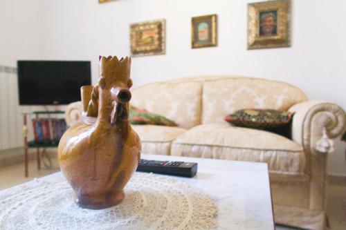eine Vase auf einem Tisch im Wohnzimmer in der Unterkunft LE GINESTRE in Sulmona