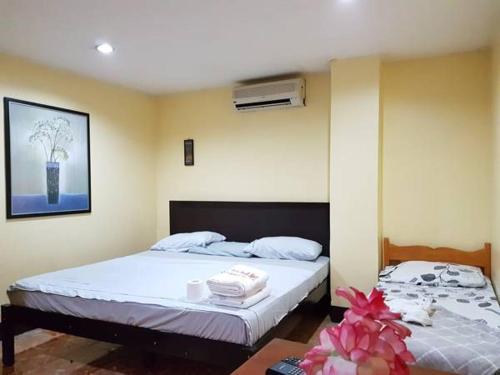 Tempat tidur dalam kamar di Honey Hunt House