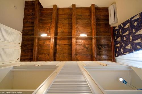 una camera con pareti in legno e 2 letti di Le dimore sul mare a Porto Recanati