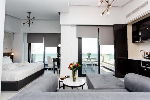 Posteľ alebo postele v izbe v ubytovaní Crystal villas & suites