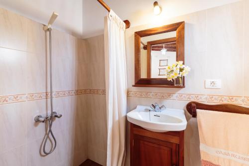 a bathroom with a sink and a shower with a mirror at Rúbel in Villa de Mazo