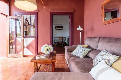 a living room with a couch and a table at Rúbel in Villa de Mazo