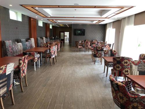 Reštaurácia alebo iné gastronomické zariadenie v ubytovaní Ruma Qala Hotel