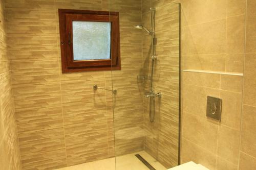 Un baño de Karavos Apartments Almyros