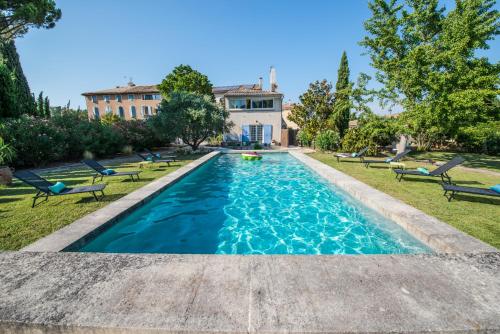 een zwembad in de tuin van een huis bij Une Autre Histoire in Saint-Paul-Trois-Châteaux