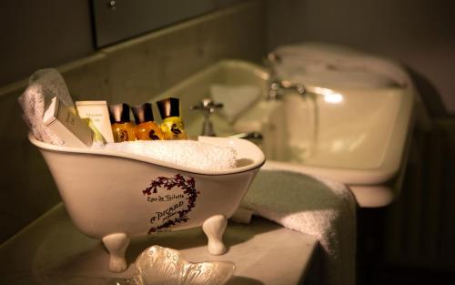 uma casa de banho com um lavatório e um WC em Kilcooly's Country House Hotel em Ballybunion