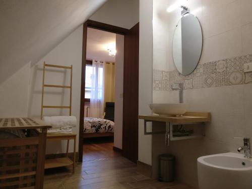 ein Bad mit einem Waschbecken und einem Spiegel in der Unterkunft Foresteria Sirio in Gorgonzola