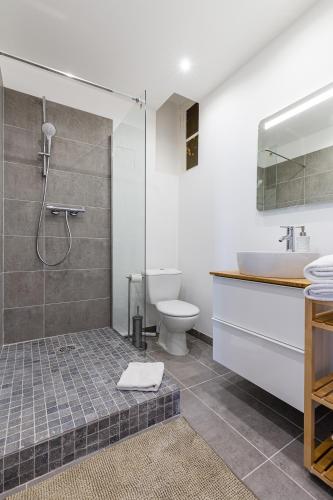 une salle de bain avec une douche, des toilettes et un lavabo dans l'établissement MISIRLOU -Superbe Studio dans la Vieille Ville, à Marseille
