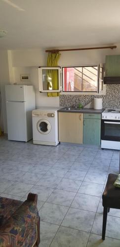 Livadáki的住宿－Adreas' seaside apartment，厨房配有白色冰箱和洗衣机