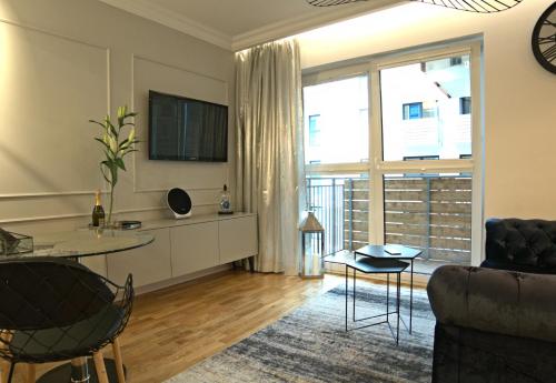 un salon avec un canapé et une table dans l'établissement Blue Velvet Premium Apartments, à Toruń