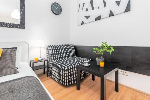 salon z kanapą, krzesłem i stołem w obiekcie Apartments Wilcza 55 by Noclegi Renters w Warszawie