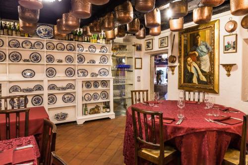 a dining room with a table and plates on the wall at Locanda Da Lino in Pieve di Soligo