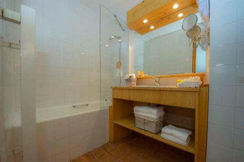 A bathroom at Madame Vacances Résidence Alpina Lodge