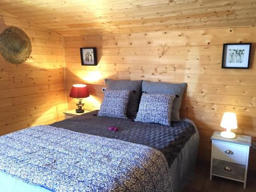 sypialnia z łóżkiem w drewnianym pokoju w obiekcie Cabane ZEN OCEAN, les cabanes océanes Montalivet w mieście Vendays-Montalivet