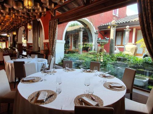 a table in a restaurant with white tables and chairs at Locanda Da Lino in Pieve di Soligo