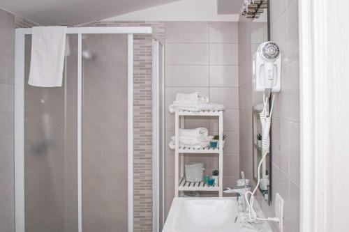 un bagno con lavandino e specchio di B&B ALLA NIVIERA ad Adelfia
