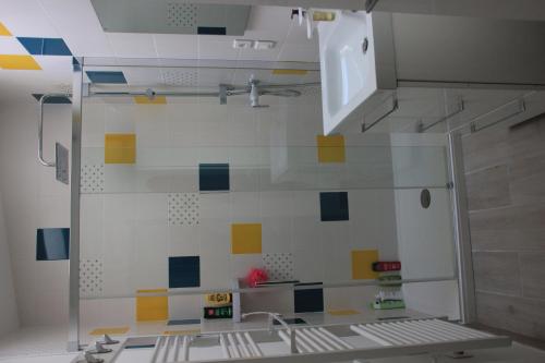 - une salle de bains avec lavabo et baignoire dans la chambre dans l'établissement chez Pauline, à Fontès