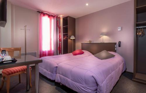 سرير أو أسرّة في غرفة في فندق مونتسوريه أورليانز