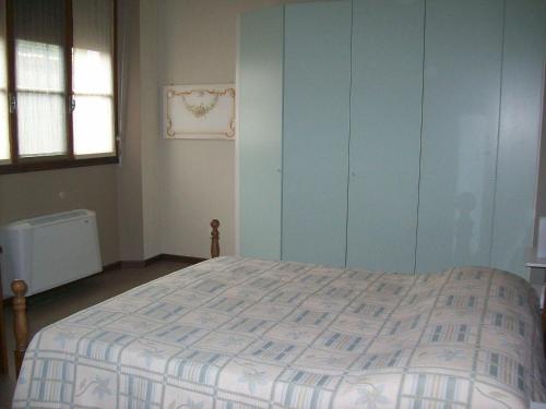 a bedroom with a large bed in a room at La Bottega Del Falegname in Vanzaghello