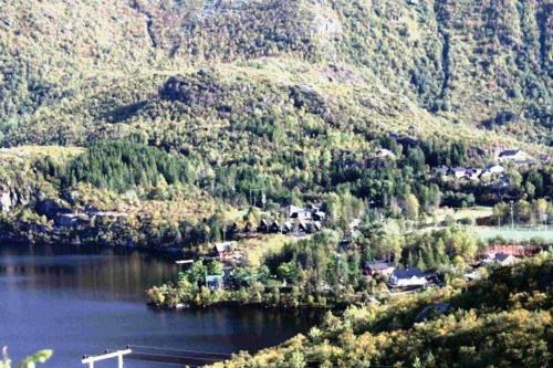 an island in a lake in the middle of a mountain at Lofoten Feriesenter in Svolvær