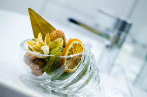 a glass vase filled with fruit and vegetables on a table at Hotel Aqua in Târgu Jiu
