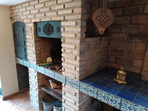 un camino in mattoni in una cucina con piastrelle blu di CASA VILLAVERDE DE RIOJA a Villaverde de Rioja