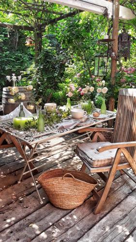 einen Tisch und einen Stuhl auf einer Holzterrasse in der Unterkunft B&B CUCUTÍ in Ziano Piacentino