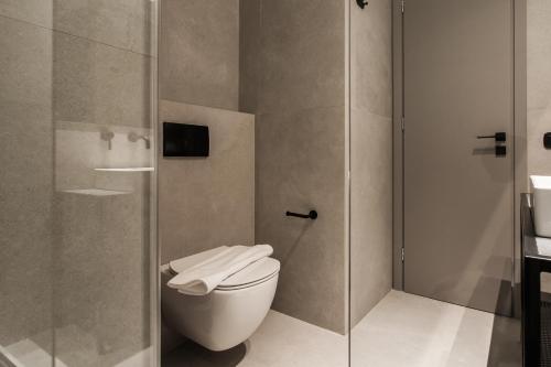 Modern Minimalist 3BD Apartment in Hilton District by UPSTREET