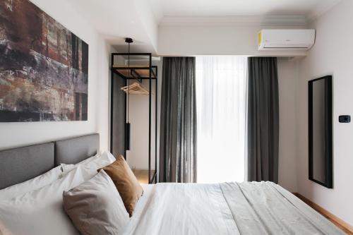 Modern Minimalist 3BD Apartment in Hilton District by UPSTREET